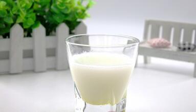 驻马店工商局 查获近百件假冒名牌商标奶饮品